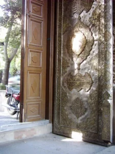 آشنایی با فضای مدرسه امام صادق اصفهان درب ورودی چهارباغ