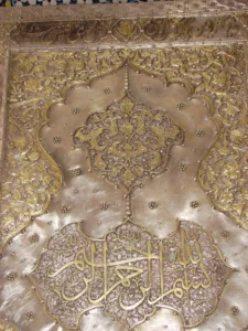 درب ورودی مدرسه چهارباغ قدیمی ترکیب طلا و نقره