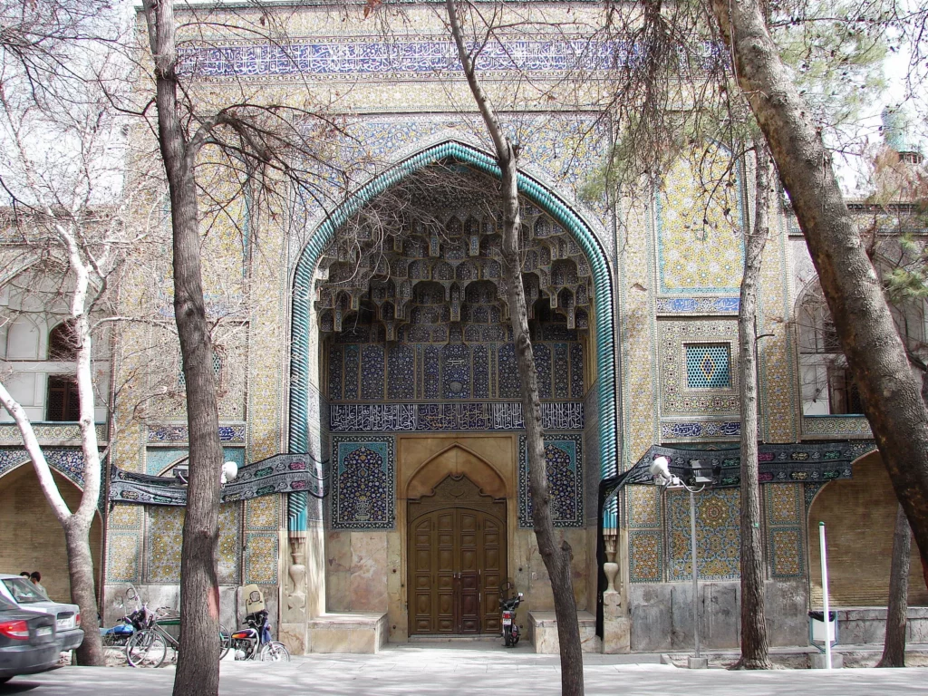 معرفی مدرسه چهارباغ اصفهان درب ورودی جنوبی