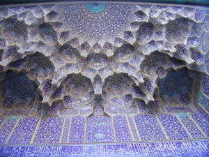 آشنایی با مدرسه چهارباغ کاشی های آبی فروزه ای مقرنس