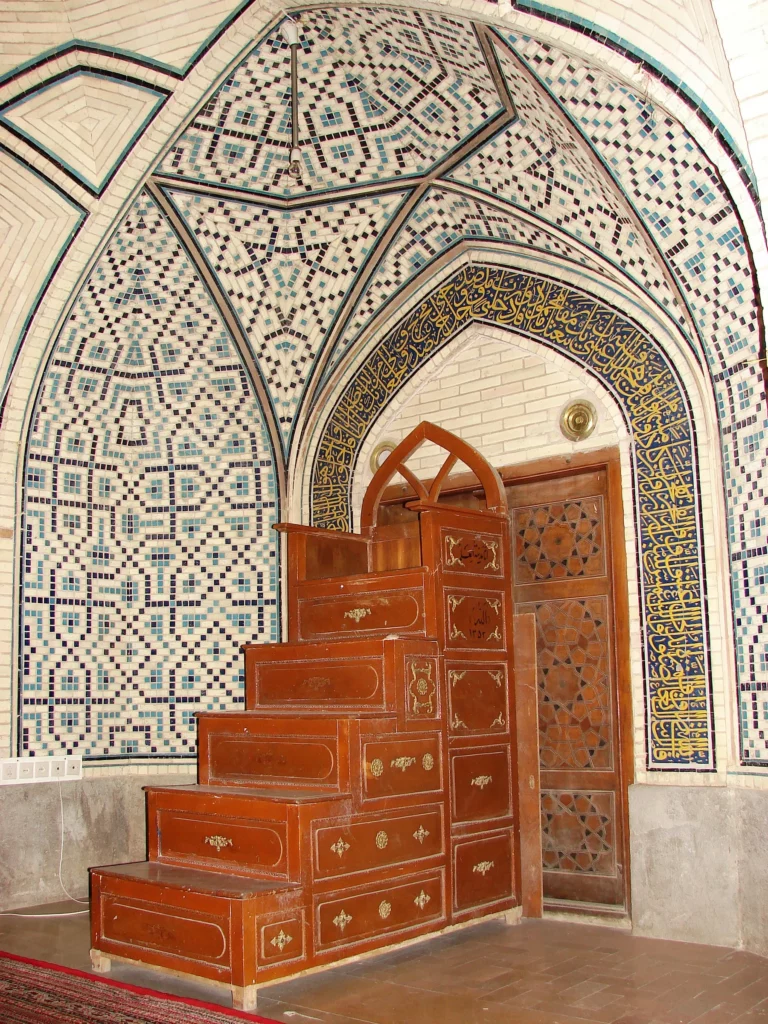 menbar-choobi-masjed-shabestan-medrese-emam-sadeq-esf